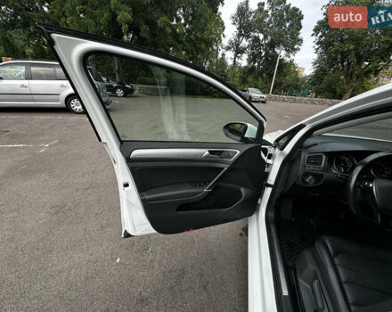 Белый Фольксваген e-Golf, объемом двигателя 0 л и пробегом 115 тыс. км за 9999 $, фото 7 на Automoto.ua