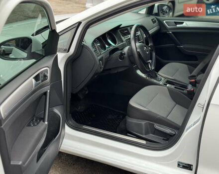 Білий Фольксваген e-Golf, об'ємом двигуна 0 л та пробігом 90 тис. км за 7900 $, фото 11 на Automoto.ua