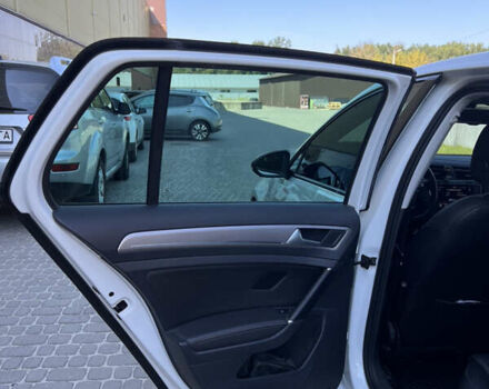 Белый Фольксваген e-Golf, объемом двигателя 0 л и пробегом 102 тыс. км за 9900 $, фото 23 на Automoto.ua