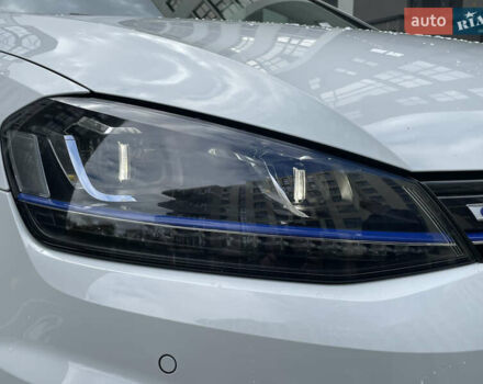 Белый Фольксваген e-Golf, объемом двигателя 0 л и пробегом 91 тыс. км за 8570 $, фото 17 на Automoto.ua