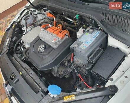 Белый Фольксваген e-Golf, объемом двигателя 0 л и пробегом 130 тыс. км за 8999 $, фото 32 на Automoto.ua