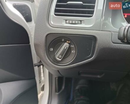 Белый Фольксваген e-Golf, объемом двигателя 0 л и пробегом 118 тыс. км за 11200 $, фото 18 на Automoto.ua