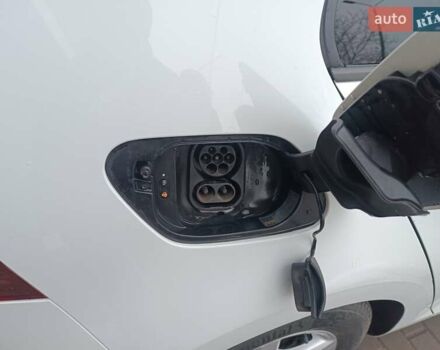 Белый Фольксваген e-Golf, объемом двигателя 0 л и пробегом 118 тыс. км за 11200 $, фото 14 на Automoto.ua