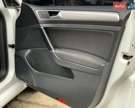 Белый Фольксваген e-Golf, объемом двигателя 0 л и пробегом 142 тыс. км за 8100 $, фото 64 на Automoto.ua