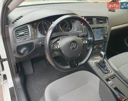 Белый Фольксваген e-Golf, объемом двигателя 0 л и пробегом 128 тыс. км за 8999 $, фото 56 на Automoto.ua