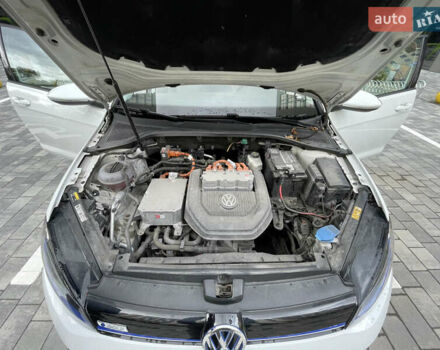 Белый Фольксваген e-Golf, объемом двигателя 0 л и пробегом 91 тыс. км за 8570 $, фото 43 на Automoto.ua