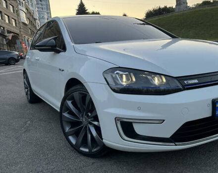 Белый Фольксваген e-Golf, объемом двигателя 0 л и пробегом 118 тыс. км за 11600 $, фото 1 на Automoto.ua