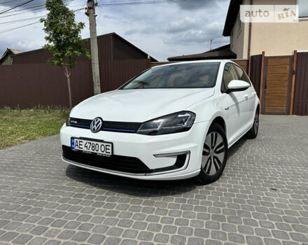 Белый Фольксваген e-Golf, объемом двигателя 0 л и пробегом 75 тыс. км за 11400 $, фото 5 на Automoto.ua