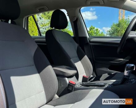 Белый Фольксваген e-Golf, объемом двигателя 24 л и пробегом 77 тыс. км за 10999 $, фото 9 на Automoto.ua