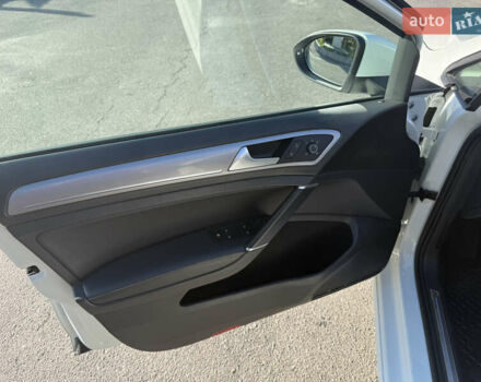 Белый Фольксваген e-Golf, объемом двигателя 0 л и пробегом 132 тыс. км за 10500 $, фото 4 на Automoto.ua