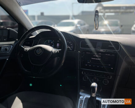 Белый Фольксваген e-Golf, объемом двигателя 36 л и пробегом 118 тыс. км за 15500 $, фото 22 на Automoto.ua