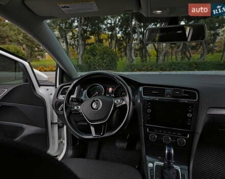 Белый Фольксваген e-Golf, объемом двигателя 0 л и пробегом 101 тыс. км за 12499 $, фото 9 на Automoto.ua