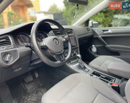 Белый Фольксваген e-Golf, объемом двигателя 0 л и пробегом 112 тыс. км за 13500 $, фото 22 на Automoto.ua