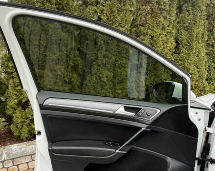 Белый Фольксваген e-Golf, объемом двигателя 0 л и пробегом 97 тыс. км за 11555 $, фото 40 на Automoto.ua