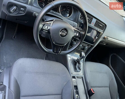 Белый Фольксваген e-Golf, объемом двигателя 0 л и пробегом 55 тыс. км за 12399 $, фото 12 на Automoto.ua