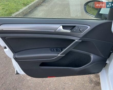Белый Фольксваген e-Golf, объемом двигателя 0 л и пробегом 129 тыс. км за 11950 $, фото 32 на Automoto.ua