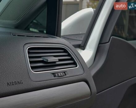 Белый Фольксваген e-Golf, объемом двигателя 0 л и пробегом 101 тыс. км за 12499 $, фото 17 на Automoto.ua