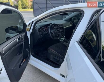 Белый Фольксваген e-Golf, объемом двигателя 0 л и пробегом 120 тыс. км за 13593 $, фото 10 на Automoto.ua