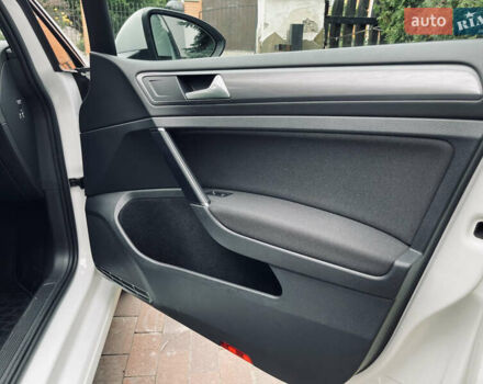 Белый Фольксваген e-Golf, объемом двигателя 0 л и пробегом 112 тыс. км за 13500 $, фото 13 на Automoto.ua