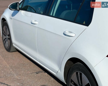 Белый Фольксваген e-Golf, объемом двигателя 0 л и пробегом 136 тыс. км за 11499 $, фото 17 на Automoto.ua