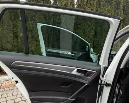 Белый Фольксваген e-Golf, объемом двигателя 0 л и пробегом 97 тыс. км за 11555 $, фото 41 на Automoto.ua