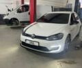 Белый Фольксваген e-Golf, объемом двигателя 0 л и пробегом 132 тыс. км за 12700 $, фото 28 на Automoto.ua