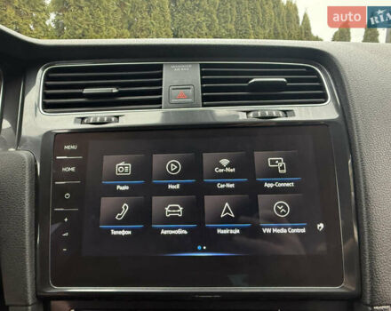 Белый Фольксваген e-Golf, объемом двигателя 0 л и пробегом 97 тыс. км за 11555 $, фото 42 на Automoto.ua