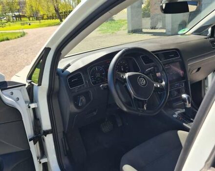 Белый Фольксваген e-Golf, объемом двигателя 0 л и пробегом 136 тыс. км за 19500 $, фото 18 на Automoto.ua