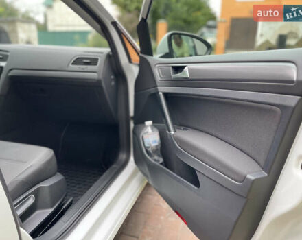 Белый Фольксваген e-Golf, объемом двигателя 0 л и пробегом 112 тыс. км за 13500 $, фото 21 на Automoto.ua