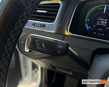 Белый Фольксваген e-Golf, объемом двигателя 36 л и пробегом 118 тыс. км за 15500 $, фото 17 на Automoto.ua