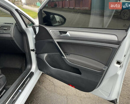 Белый Фольксваген e-Golf, объемом двигателя 0 л и пробегом 142 тыс. км за 12500 $, фото 18 на Automoto.ua