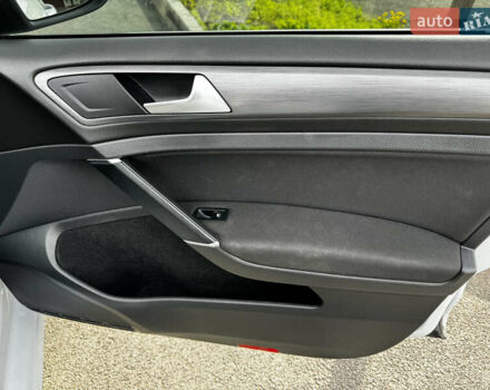 Белый Фольксваген e-Golf, объемом двигателя 0 л и пробегом 78 тыс. км за 14000 $, фото 31 на Automoto.ua