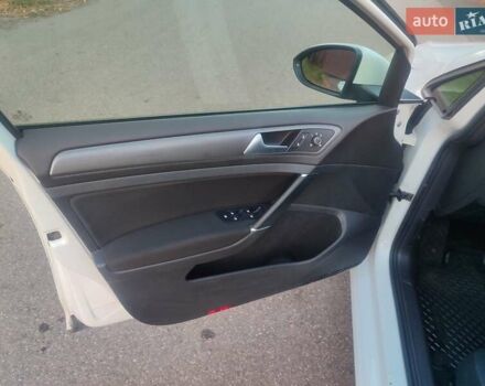 Белый Фольксваген e-Golf, объемом двигателя 0 л и пробегом 142 тыс. км за 12500 $, фото 11 на Automoto.ua