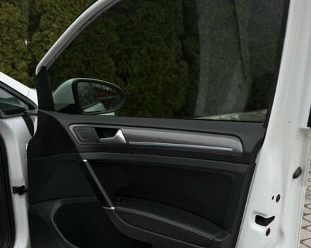 Белый Фольксваген e-Golf, объемом двигателя 0 л и пробегом 97 тыс. км за 11555 $, фото 26 на Automoto.ua