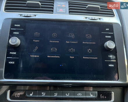 Белый Фольксваген e-Golf, объемом двигателя 0 л и пробегом 55 тыс. км за 12399 $, фото 15 на Automoto.ua