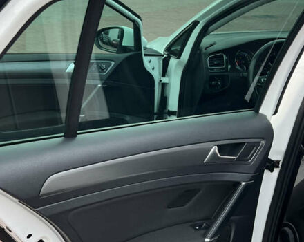 Білий Фольксваген e-Golf, об'ємом двигуна 0 л та пробігом 140 тис. км за 12500 $, фото 20 на Automoto.ua