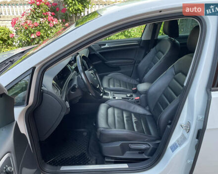 Белый Фольксваген e-Golf, объемом двигателя 0 л и пробегом 90 тыс. км за 14699 $, фото 22 на Automoto.ua