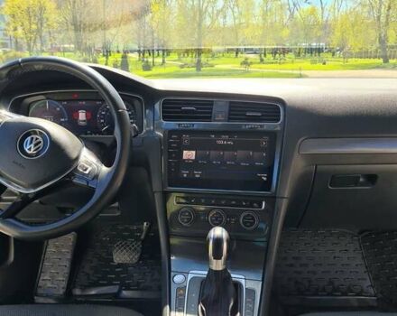 Белый Фольксваген e-Golf, объемом двигателя 0 л и пробегом 136 тыс. км за 19500 $, фото 19 на Automoto.ua