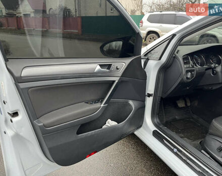 Белый Фольксваген e-Golf, объемом двигателя 0 л и пробегом 142 тыс. км за 12500 $, фото 17 на Automoto.ua