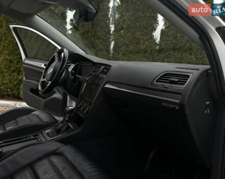 Белый Фольксваген e-Golf, объемом двигателя 0 л и пробегом 97 тыс. км за 11555 $, фото 34 на Automoto.ua