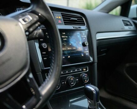 Белый Фольксваген e-Golf, объемом двигателя 0 л и пробегом 139 тыс. км за 11900 $, фото 33 на Automoto.ua
