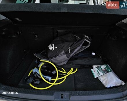 Белый Фольксваген e-Golf, объемом двигателя 0 л и пробегом 65 тыс. км за 14000 $, фото 12 на Automoto.ua