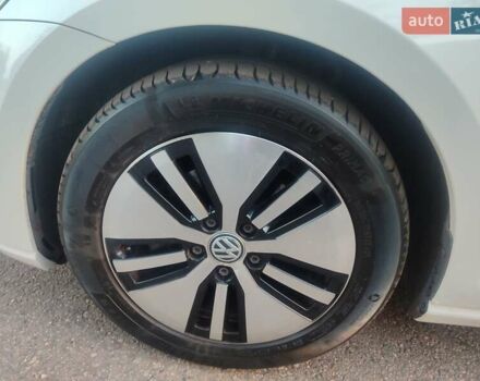 Белый Фольксваген e-Golf, объемом двигателя 0 л и пробегом 142 тыс. км за 12500 $, фото 14 на Automoto.ua