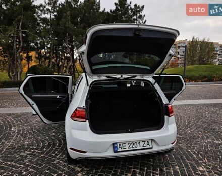 Белый Фольксваген e-Golf, объемом двигателя 0 л и пробегом 101 тыс. км за 12499 $, фото 22 на Automoto.ua