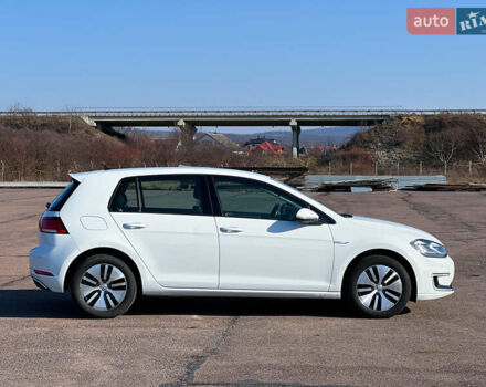 Белый Фольксваген e-Golf, объемом двигателя 0 л и пробегом 136 тыс. км за 11499 $, фото 9 на Automoto.ua