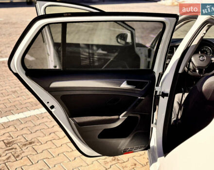 Белый Фольксваген e-Golf, объемом двигателя 0 л и пробегом 65 тыс. км за 11900 $, фото 10 на Automoto.ua