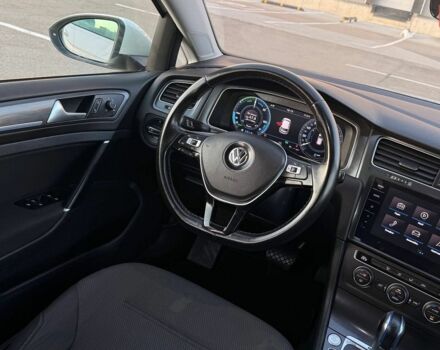 Белый Фольксваген e-Golf, объемом двигателя 0 л и пробегом 99 тыс. км за 13500 $, фото 25 на Automoto.ua