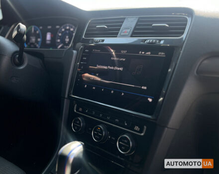 Белый Фольксваген e-Golf, объемом двигателя 36 л и пробегом 118 тыс. км за 15500 $, фото 23 на Automoto.ua