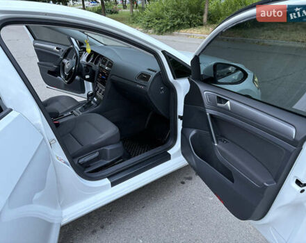 Белый Фольксваген e-Golf, объемом двигателя 0 л и пробегом 128 тыс. км за 13100 $, фото 14 на Automoto.ua