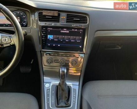 Белый Фольксваген e-Golf, объемом двигателя 0 л и пробегом 58 тыс. км за 16500 $, фото 5 на Automoto.ua